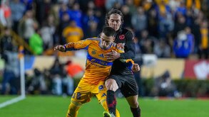 Sebastián Córdova en el partido de Tigres vs Toluca.