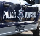 Patrulla de la Policía de Zapopan estacionada detrás de una ambulancia de la Cruz Verde con las puertas abiertas