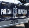 Patrulla de la Policía de Zapopan estacionada detrás de una ambulancia de la Cruz Verde con las puertas abiertas