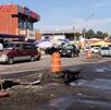 una persona arregla un bache en una calle en puebla