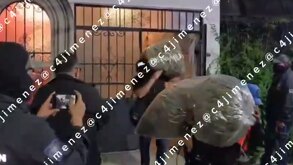 Policías cargando droga decomisada en colonia Hipódromo Condesa