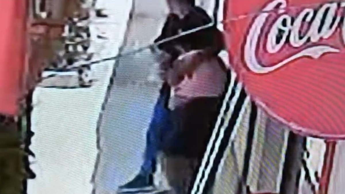 Mujer siendo acosada por un hombre.