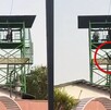 Capturas de pantalla de un video donde se ve a un menor cayendo de la torre de una tirolesa en un parque de atracciones en la India