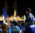 Más de 2,500 aficionados de Cruz Azul pintaron de celeste la glorieta de La Minerva en Guadalajara para celebrar la décima estrella