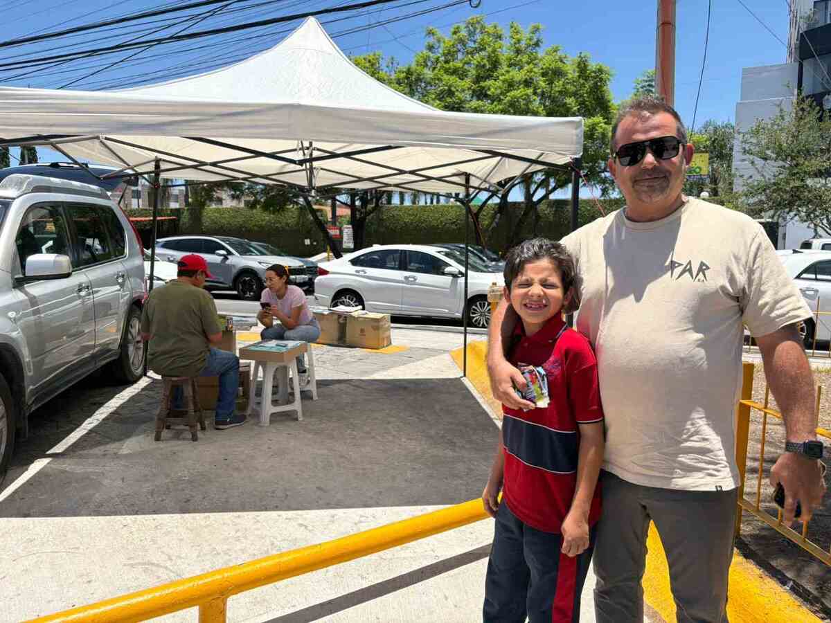 Alejandro y su hijo acudieron al puesto de Don Gama para conseguir las estampas del Mundial que les hacen falta