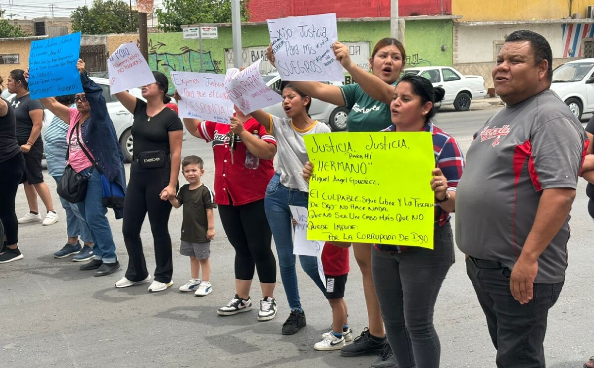 Familiares de Miguel Ángel manifestándose para pedir justicia por su muerte.
