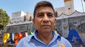 Braulio con las letras de Papantla de fondo