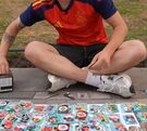 Gonzok llenando su Álbum del Mundial en la Alameda Central.