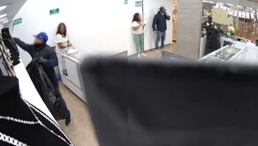 Ladrones asaltando joyería en Guadalupe, Nuevo León.