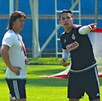 Matías Almeyda con Carlos Salcedo en un entrenamiento con Chivas.