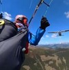 Parapentista en medio del aire sobre los Alpes austríacos a puto de ser impactada por una avioneta