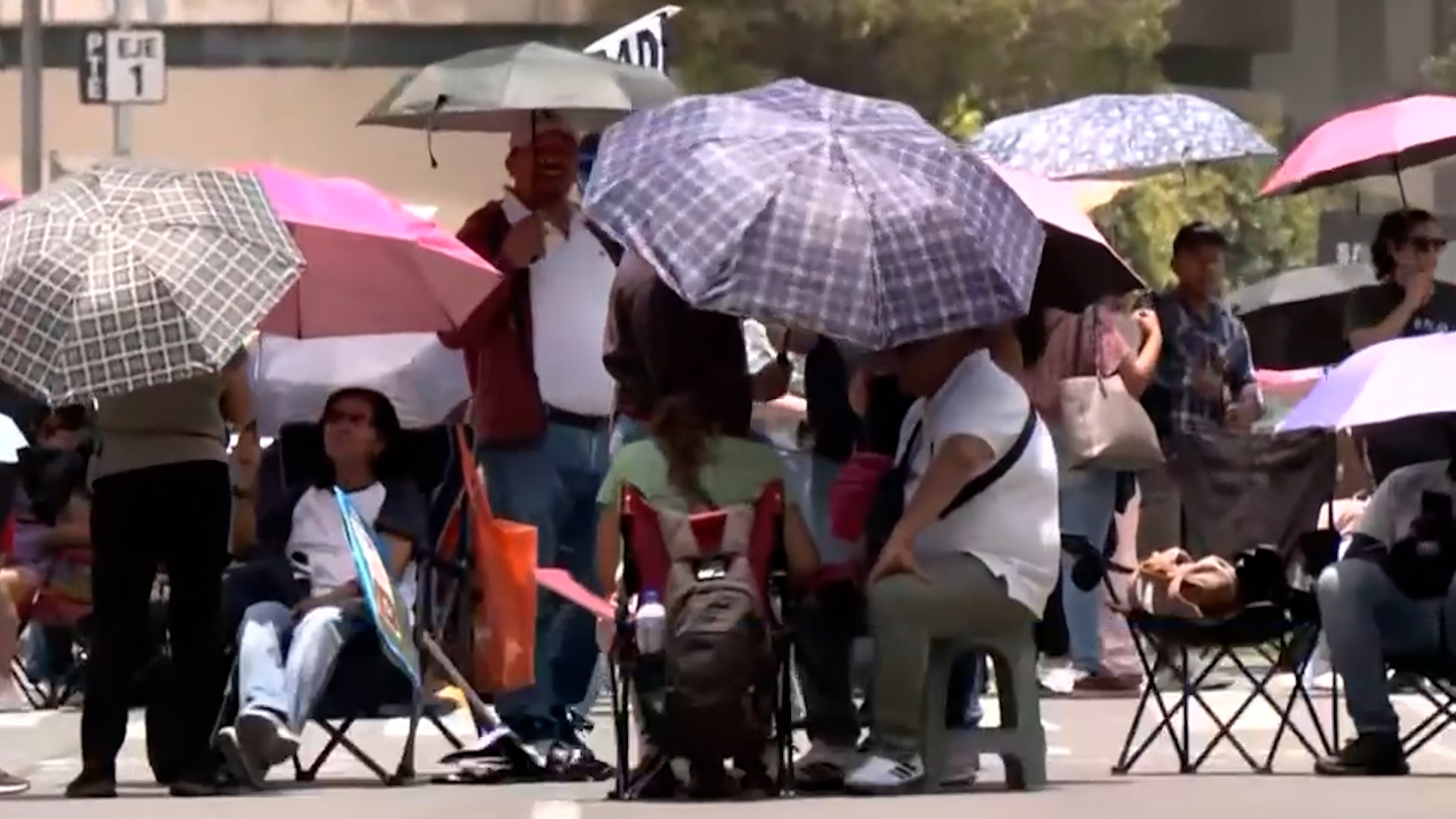 Maestros de la CNTE mantienen plantón en Paseo de la Reforma, CdMx. Reportan caos vial, cortes en Bucareli y Juárez, y amenazas de megamarcha para junio.