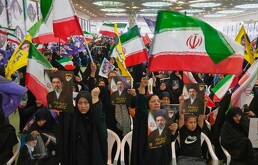 Simpatizantes del gobierno sostienen banderas de Irán e imágenes del líder supremo, el ayatolá Mojtaba Jamenei, en una ceremonia en honor de las fuerzas armadas