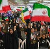 Simpatizantes del gobierno sostienen banderas de Irán e imágenes del líder supremo, el ayatolá Mojtaba Jamenei, en una ceremonia en honor de las fuerzas armadas