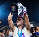 Jugador del Cruz Azul levantando la copa en el Estadio Olímpico Universitario.