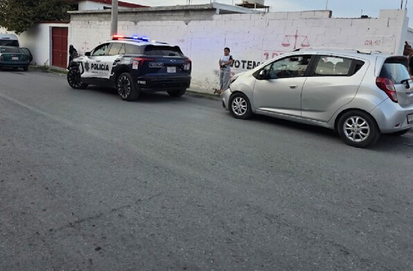 Una mujer provocó un aparatoso accidente en la colonia Fundadores de Saltillo; confundió los pedales tras un choque y terminó dentro de una casa.