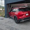 Se observa una camioneta color rojo que chocó contra la fachada de una vivienda.