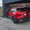 Se observa una camioneta color rojo que chocó contra la fachada de una vivienda.