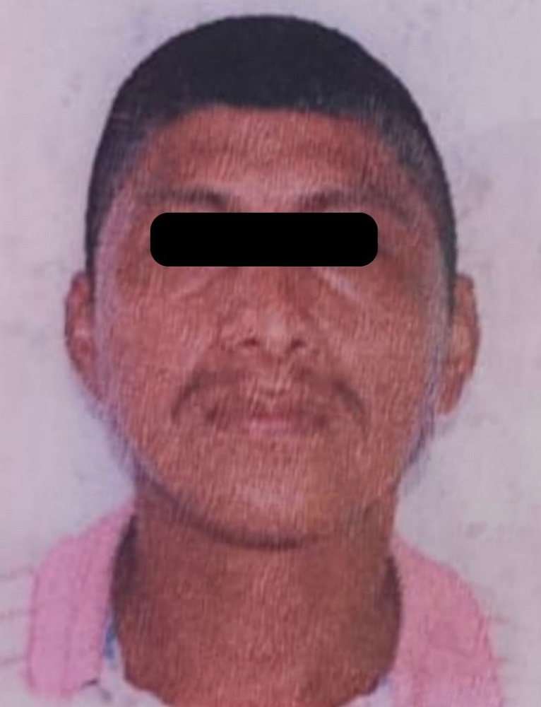 Foto de un hombre con cabello corto detenido en Veracruz.