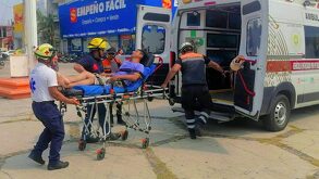 Ambulancia traslada a un hombre mordido por una víbora.