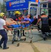 Ambulancia traslada a un hombre mordido por una víbora.