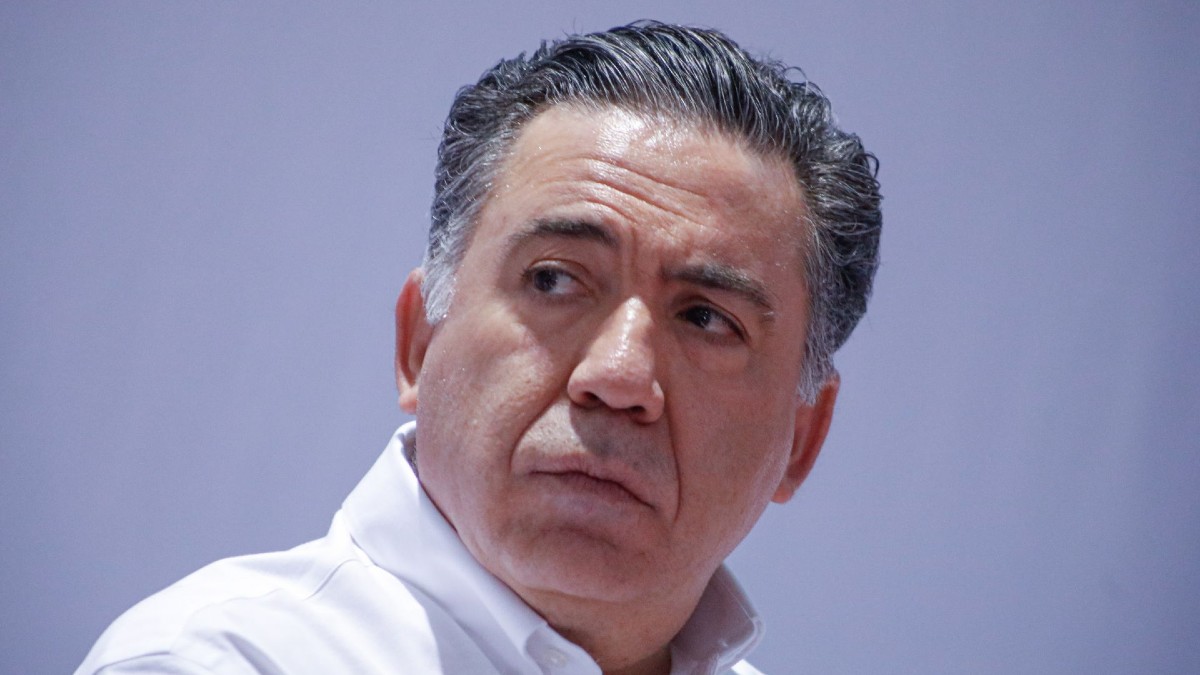 Enrique Inzunza acude a la FGR en Culiacán para atender citatorio; asegura que compareció sin defensa legal.