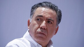 Enrique Inzunza acude a la FGR en Culiacán para atender citatorio; asegura que compareció sin defensa legal.