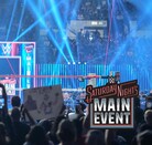 WWE Saturday Night's Main Event con Penta levantando el titulo.