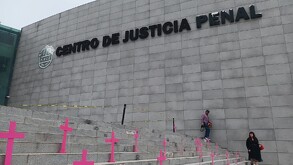 Se observa un edificio color gris con letras que dicen Centro de Justicia Penal.