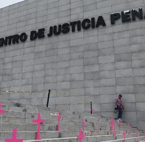 Se observa un edificio color gris con letras que dicen Centro de Justicia Penal.