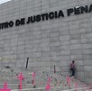 Se observa un edificio color gris con letras que dicen Centro de Justicia Penal.