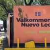 lonas de bienvenida en sueco ante Mundial 2026 en Nuevo León
