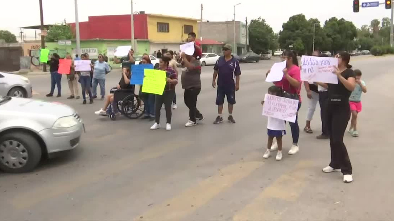 Familiares y amigos de Miguel Ángel Flores se manifestaron en el lugar donde ocurrió el fatal accidente en 2025.