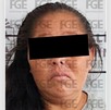 Mujer detenida por policía de Cancún con ojos cubiertos para proteger su identidad.