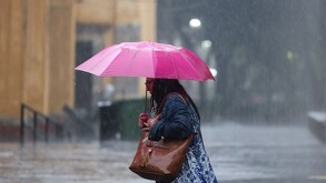 Los habitantes de la Ciudad de México deben protegerse de las fuertes lluvias que se presentan.