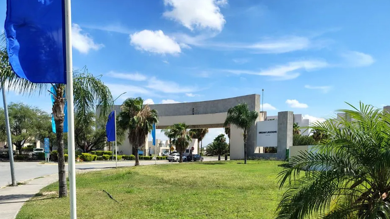 Un hombre de origen coreano fue encontrado sin vida dentro del baño de una vivienda en el fraccionamiento Dream Lagoons, en Apodaca.
