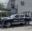 Se observa una fachada en color blanco con gris, hay una ambulancia estacionada.