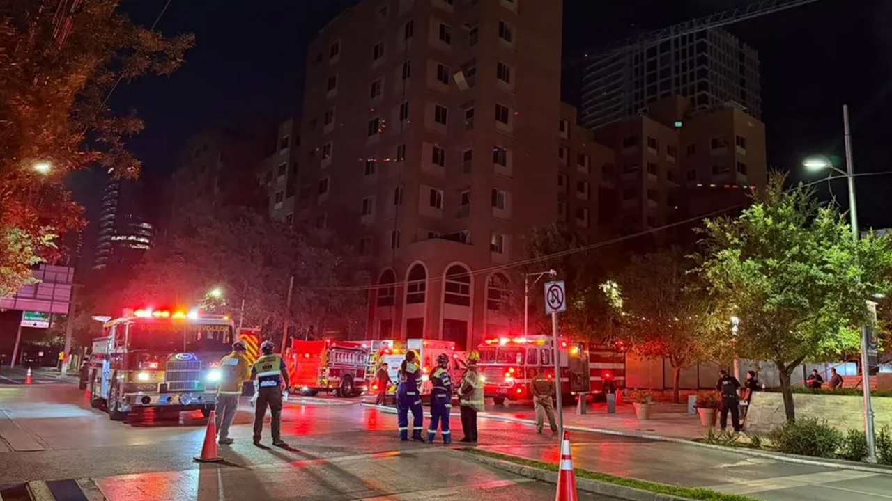 Un incendio en un edificio en construcción en la zona de Arboleda, en San Pedro, movilizó a cuerpos de emergencia.
