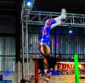 El luchador mexicano Piloto Suicida falleció tras sufrir una aparatosa caída durante una función en Chihuahua.