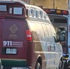 Ambulancias estacionadas en calles de El Salto con autos alrededor brindado atención médica a un joven herido a balazos