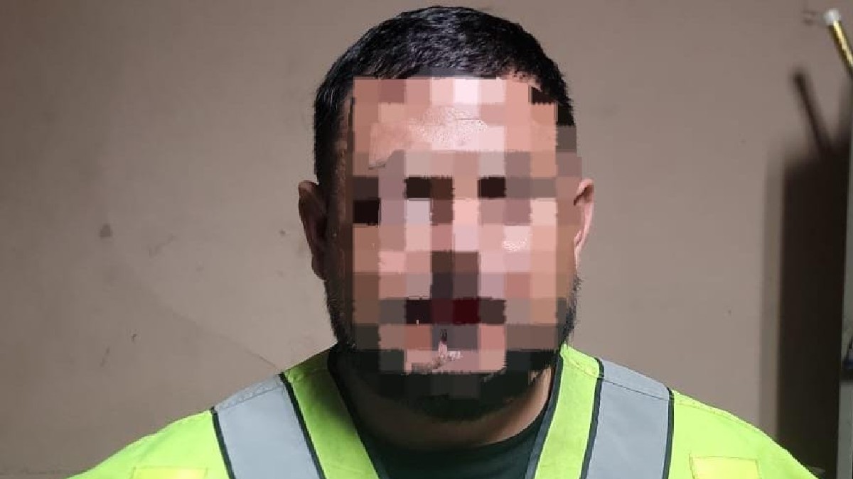 Hombre con chaleco verde y cara censurada