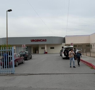 Se observa una fachada color beige con letras rojas que dicen Urgencias.