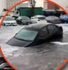 Mujer barriendo la acumulación de granizo en su vivienda junto a un auto flotando en una inundación.