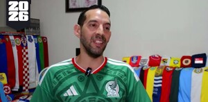 Enrique Solorio durante entrevista por su colección de 245 jerseys de la FIFA