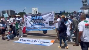 Hombres manifestándose