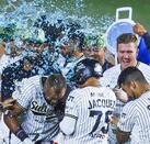 Jugadores de Sultanes de Monterrey celebrando el triunfo con aguita.