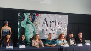 Representantes de Acuario Michin y Buap en la mesa principal de presentación del proyecto con una manta de fondo sobre el mar