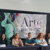 Representantes de Acuario Michin y Buap en la mesa principal de presentación del proyecto con una manta de fondo sobre el mar