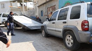 Automóvil es retirado por vialidad