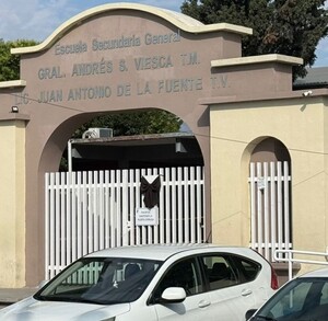 Se observa una fachada de un lugar con letras que dice Secudnaria Andrés S. Viesca.